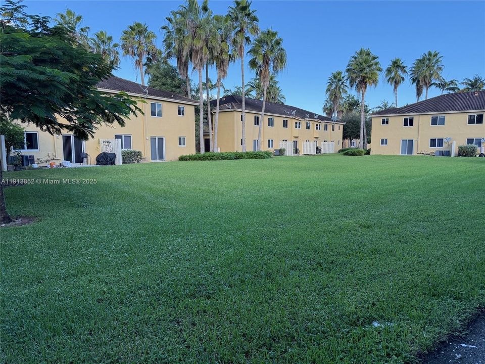 For Rent: $1,900 (2 beds, 2 baths, 920 Square Feet)