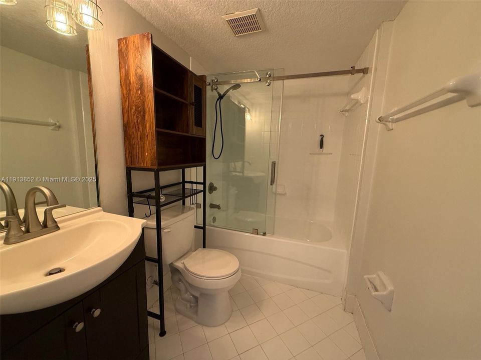 For Rent: $1,900 (2 beds, 2 baths, 920 Square Feet)