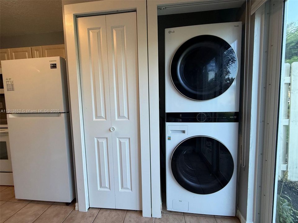 For Rent: $1,900 (2 beds, 2 baths, 920 Square Feet)