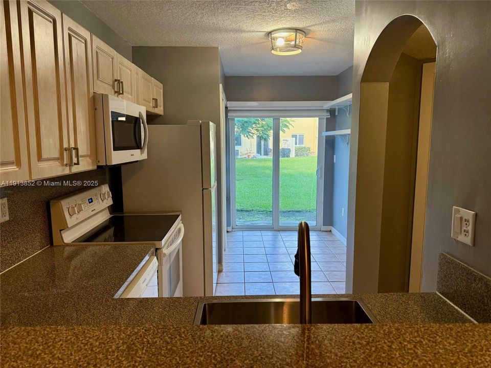 For Rent: $1,900 (2 beds, 2 baths, 920 Square Feet)