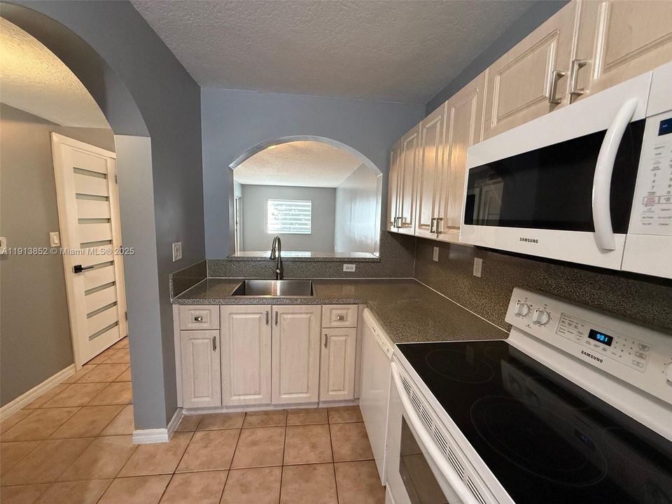 For Rent: $1,900 (2 beds, 2 baths, 920 Square Feet)