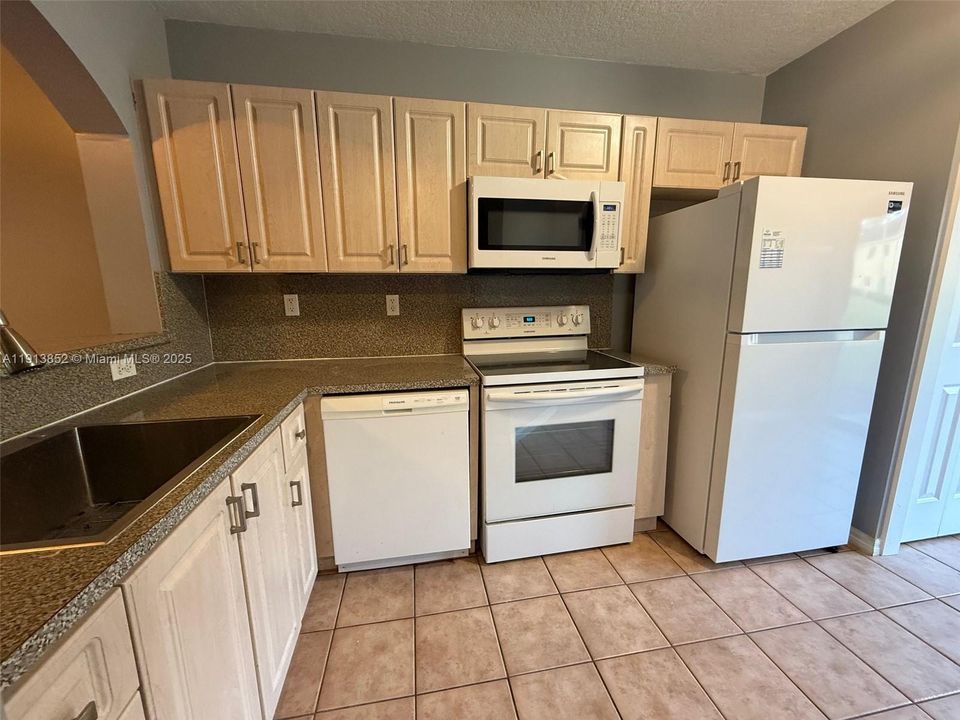 For Rent: $1,900 (2 beds, 2 baths, 920 Square Feet)