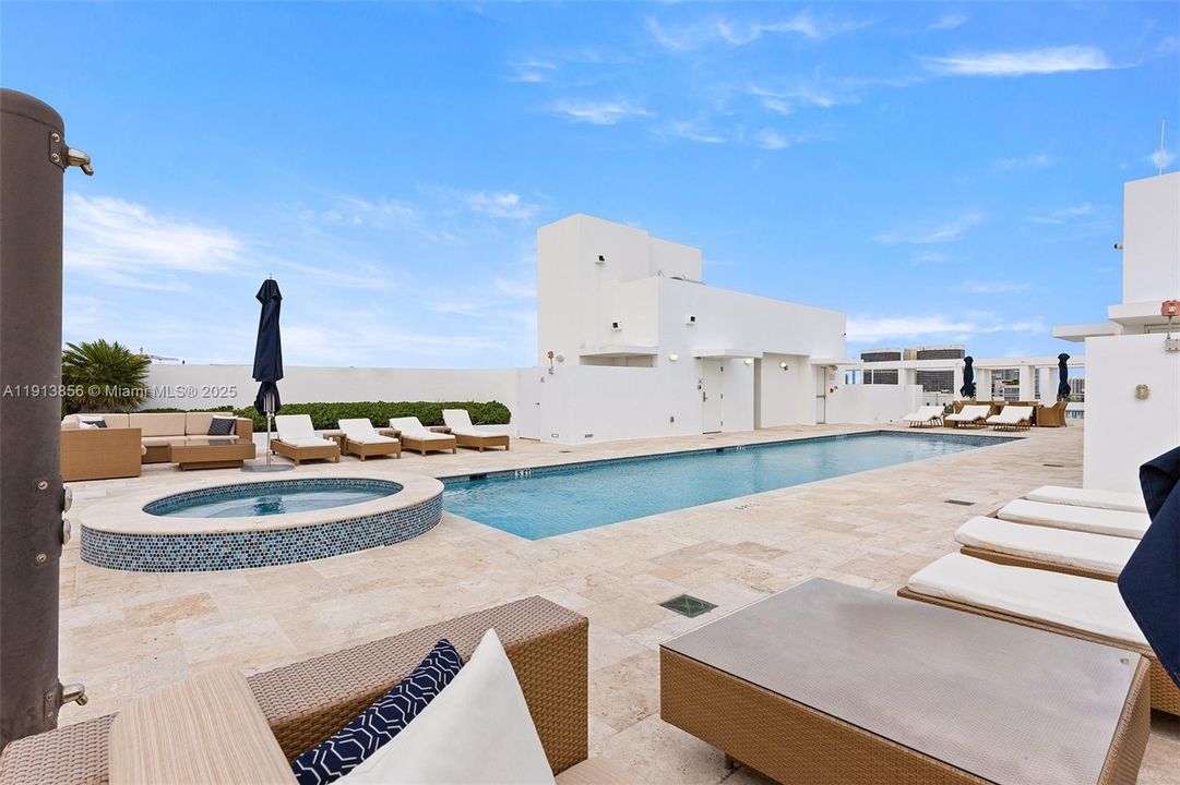 Bayview rooftop pool and jacuzzi