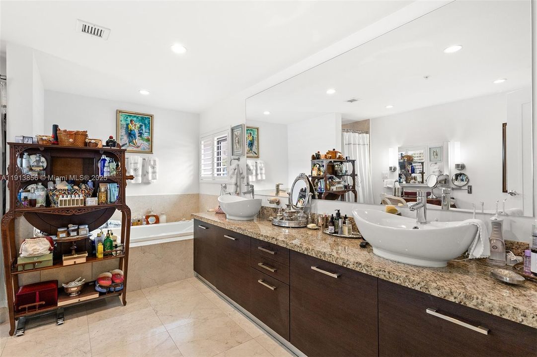 Oversized primary bath spa with dual sinks, soaking tub, and separate shower!