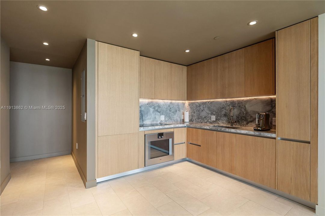 For Rent: $13,000 (1 beds, 1 baths, 1110 Square Feet)