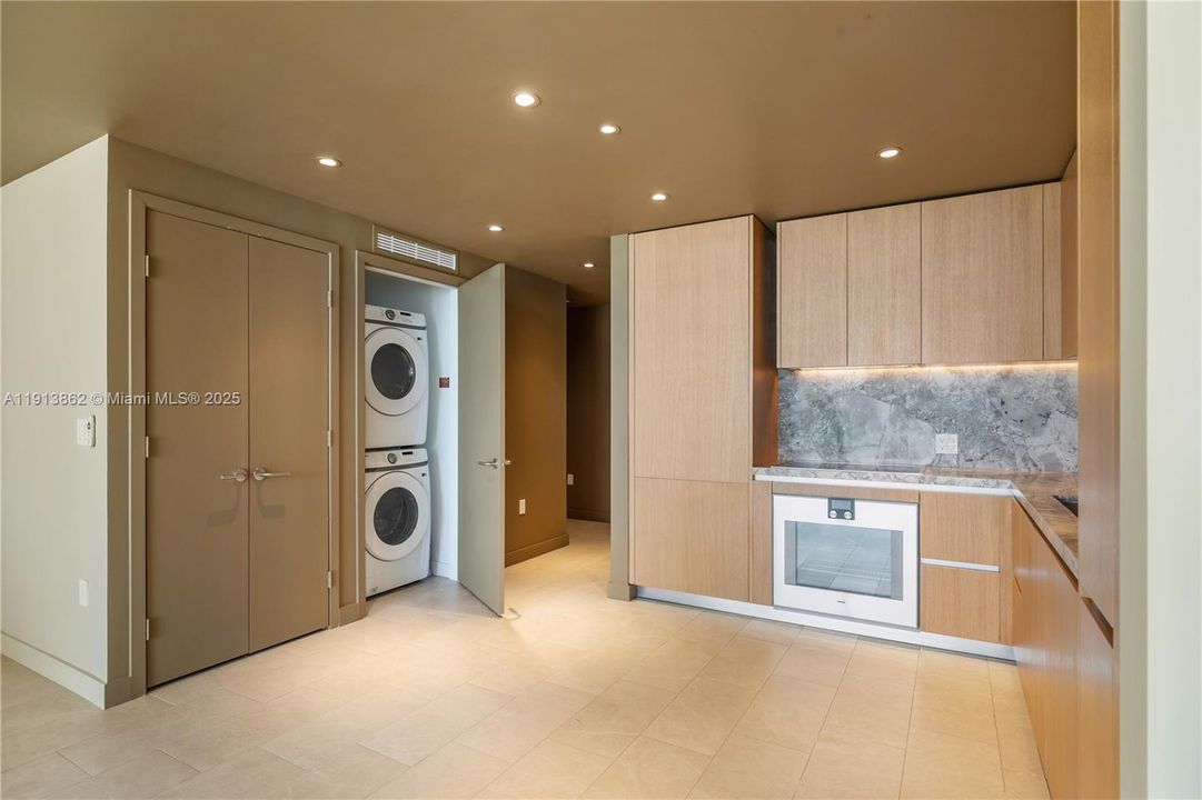 For Rent: $13,000 (1 beds, 1 baths, 1110 Square Feet)