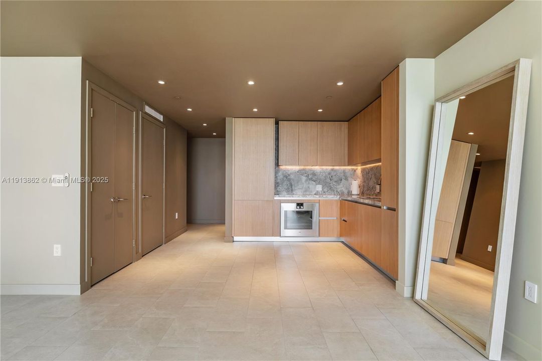 For Rent: $13,000 (1 beds, 1 baths, 1110 Square Feet)