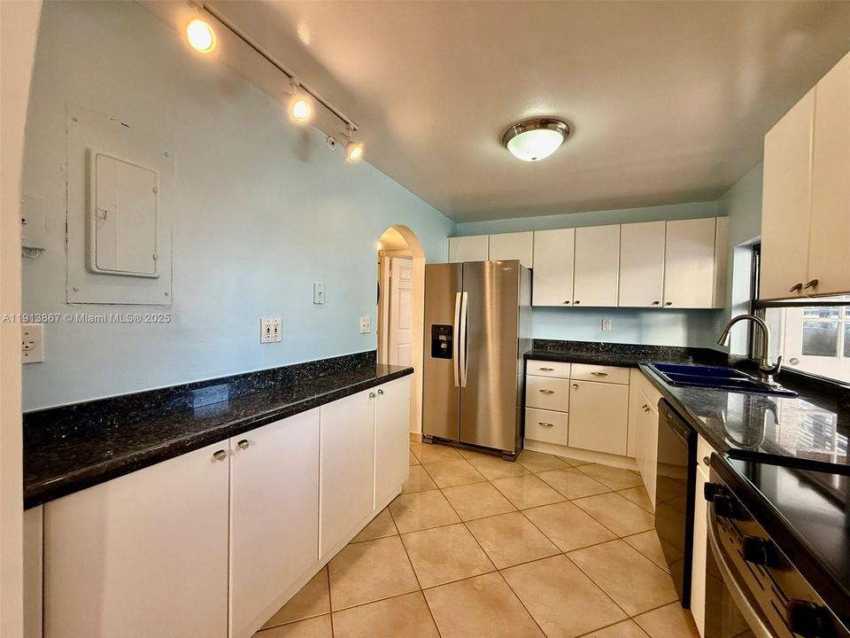 For Rent: $3,400 (2 beds, 2 baths, 1228 Square Feet)