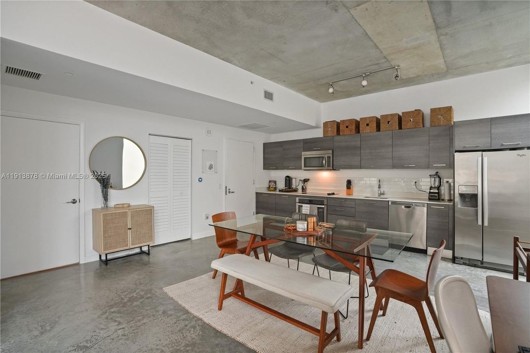 待售: $395,000 (1 贝兹, 1 浴室, 736 平方英尺)