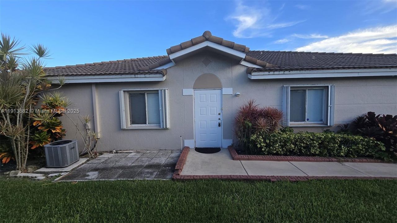 На продажу: $433,900 (3 спален, 2 ванн, 1170 Квадратных фут)