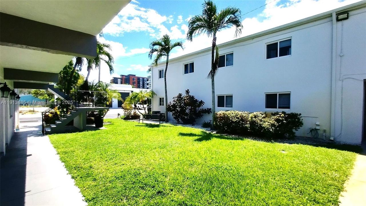 合同活跃: $1,600 (1 贝兹, 1 浴室, 680 平方英尺)