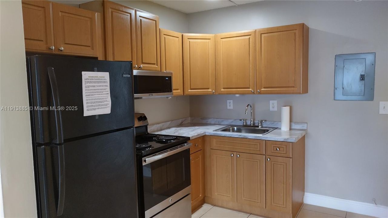 合同活跃: $1,600 (1 贝兹, 1 浴室, 680 平方英尺)