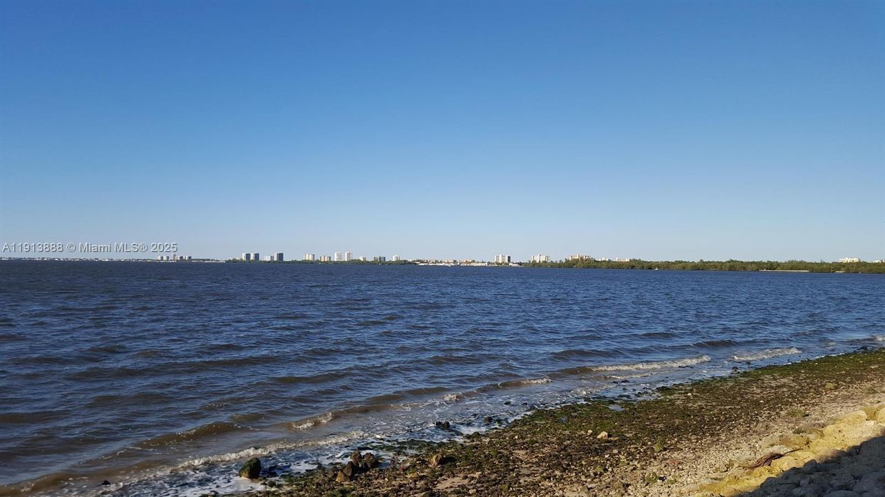 For Sale: $250,000 (3 beds, 2 baths, 934 Square Feet)