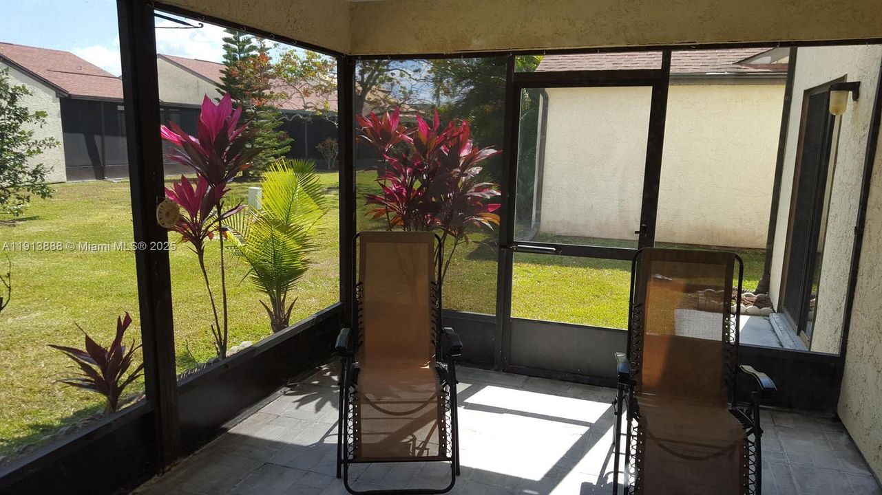 For Sale: $250,000 (3 beds, 2 baths, 934 Square Feet)