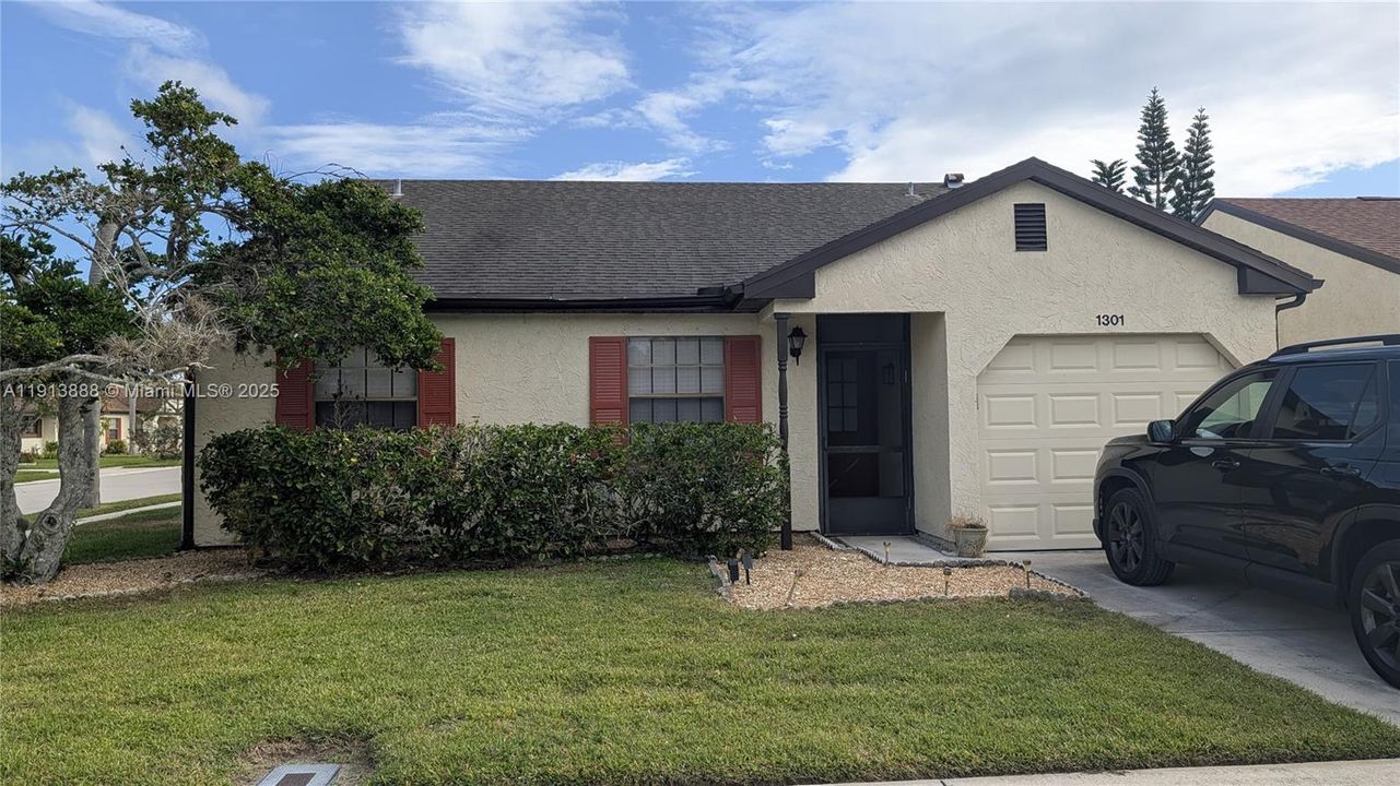 For Sale: $250,000 (3 beds, 2 baths, 934 Square Feet)