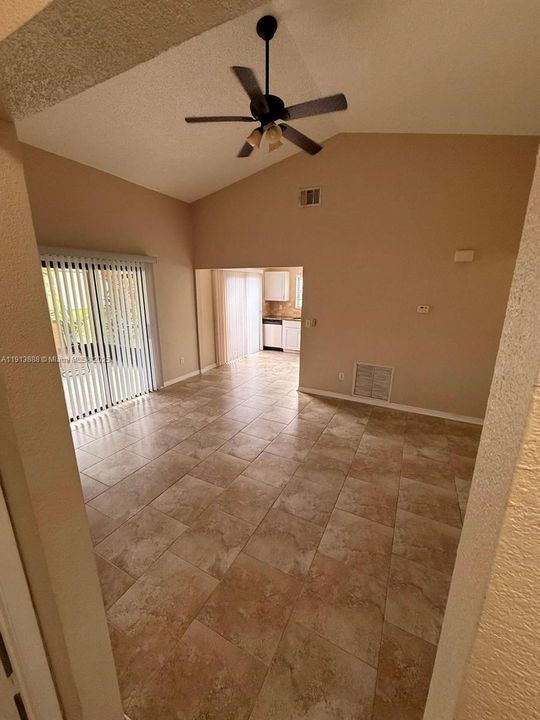 For Sale: $250,000 (3 beds, 2 baths, 934 Square Feet)