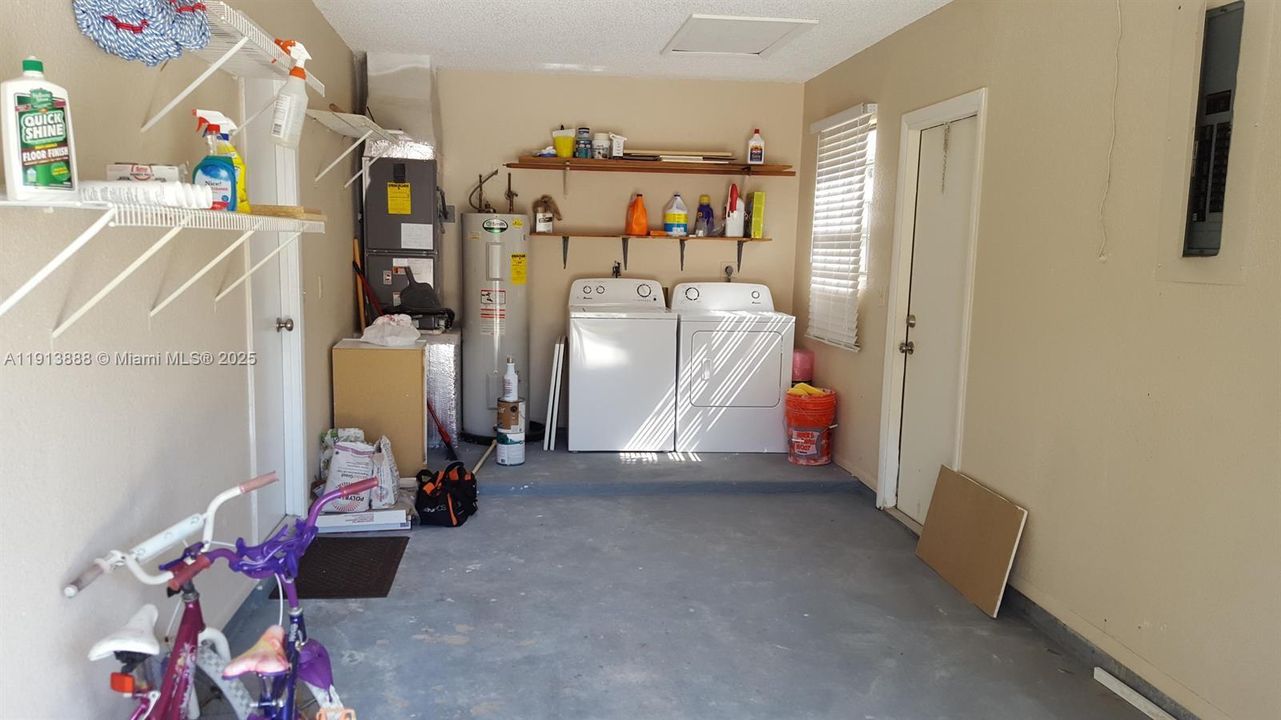 For Sale: $250,000 (3 beds, 2 baths, 934 Square Feet)