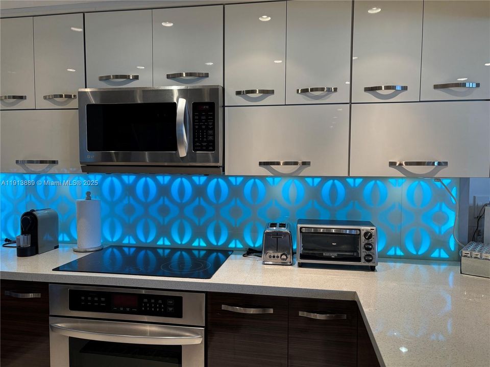 合同活跃: $6,500 (2 贝兹, 2 浴室, 1299 平方英尺)