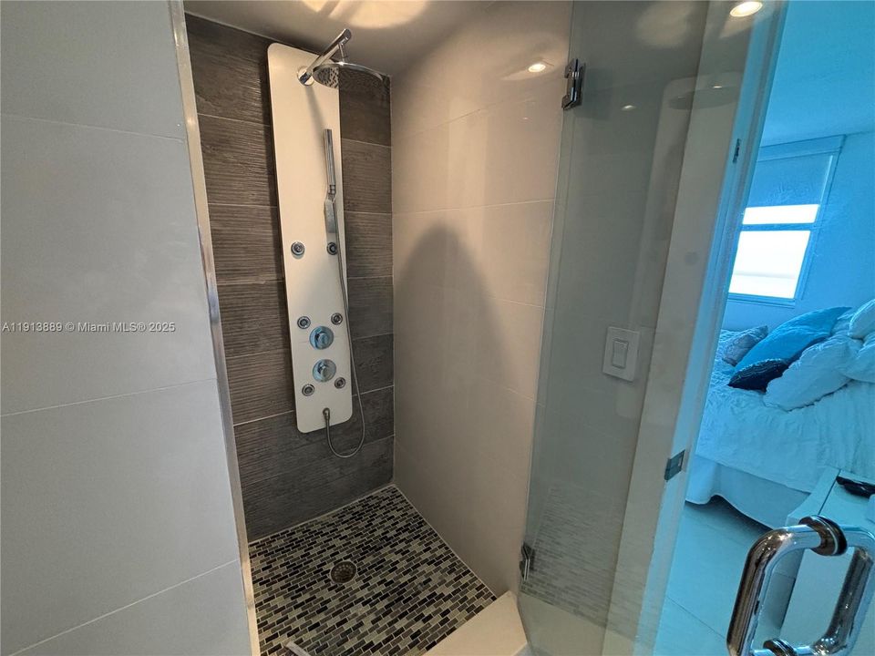 合同活跃: $6,500 (2 贝兹, 2 浴室, 1299 平方英尺)