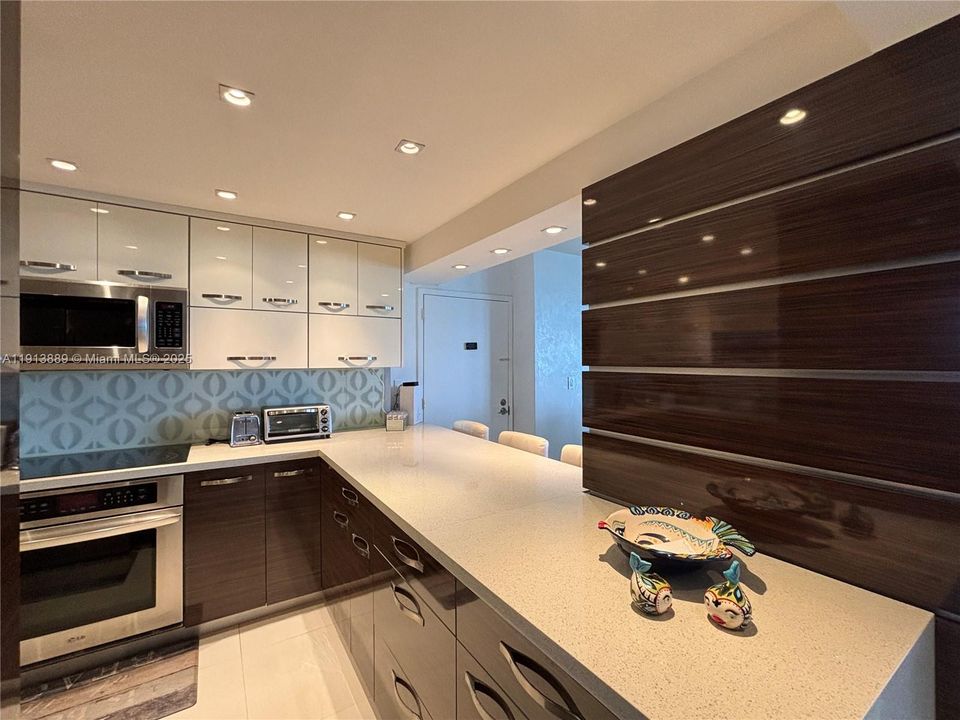 合同活跃: $6,500 (2 贝兹, 2 浴室, 1299 平方英尺)