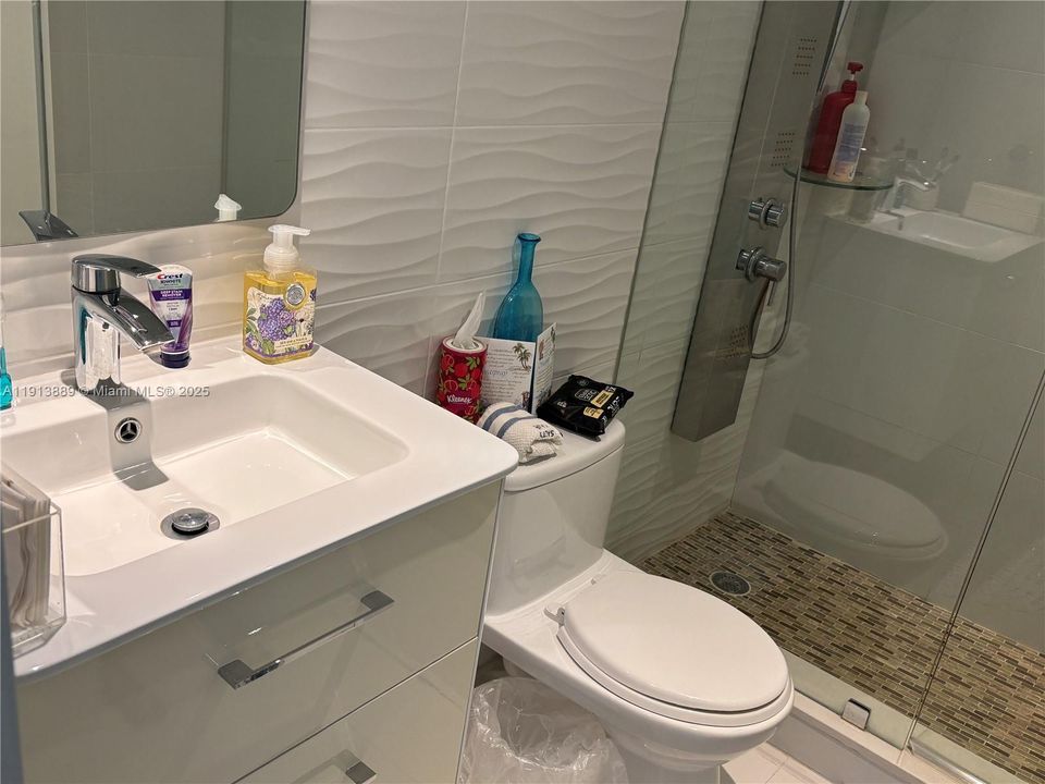 合同活跃: $6,500 (2 贝兹, 2 浴室, 1299 平方英尺)