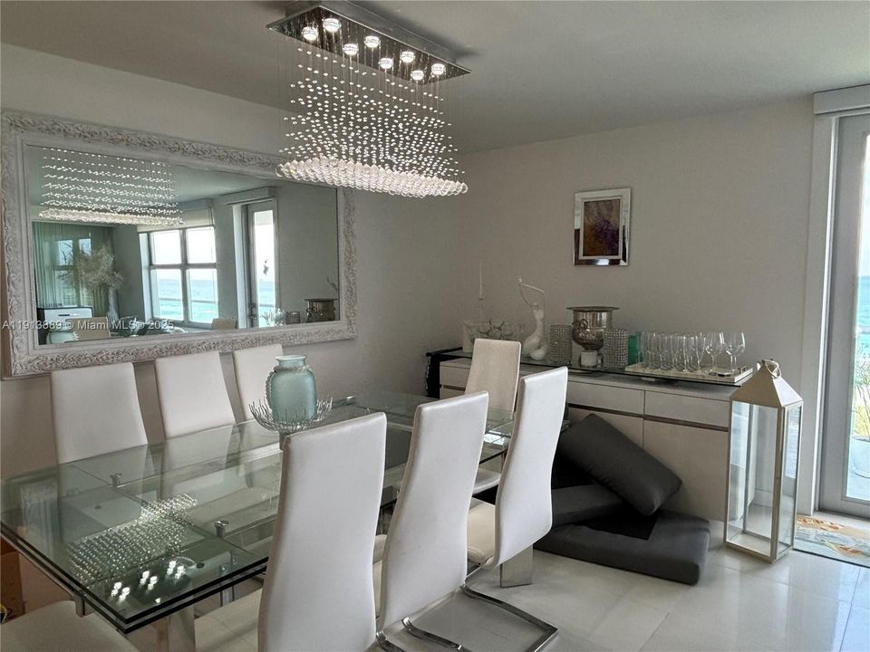 合同活跃: $6,500 (2 贝兹, 2 浴室, 1299 平方英尺)