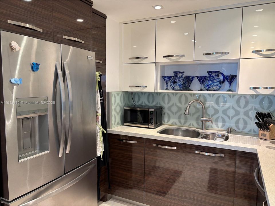 合同活跃: $6,500 (2 贝兹, 2 浴室, 1299 平方英尺)