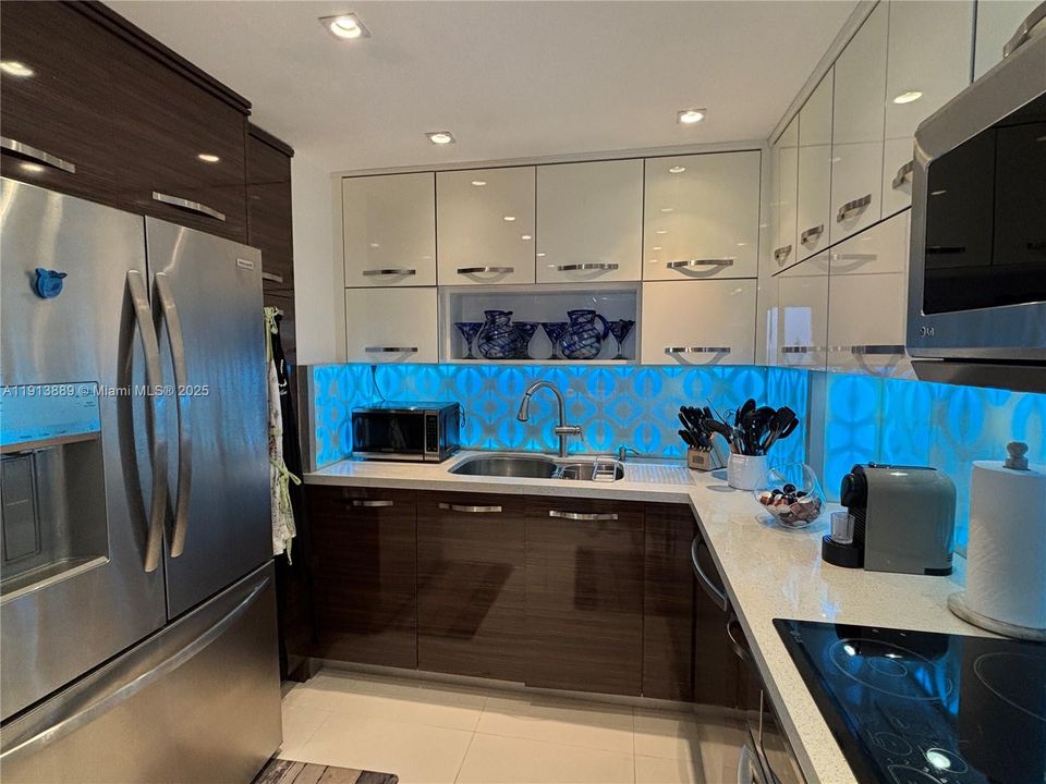 合同活跃: $6,500 (2 贝兹, 2 浴室, 1299 平方英尺)