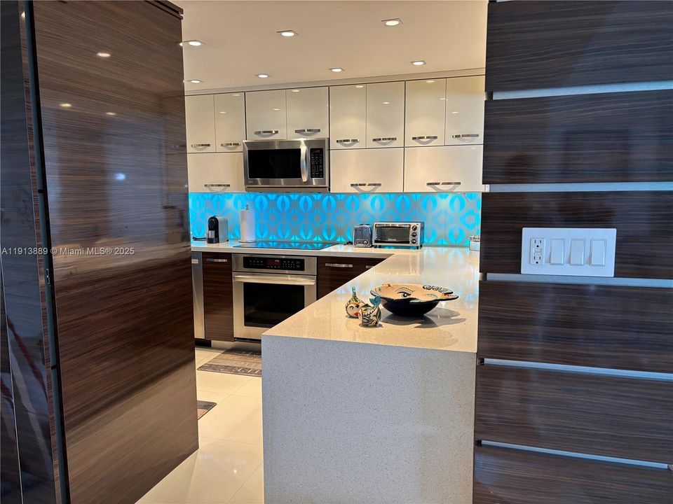 合同活跃: $6,500 (2 贝兹, 2 浴室, 1299 平方英尺)