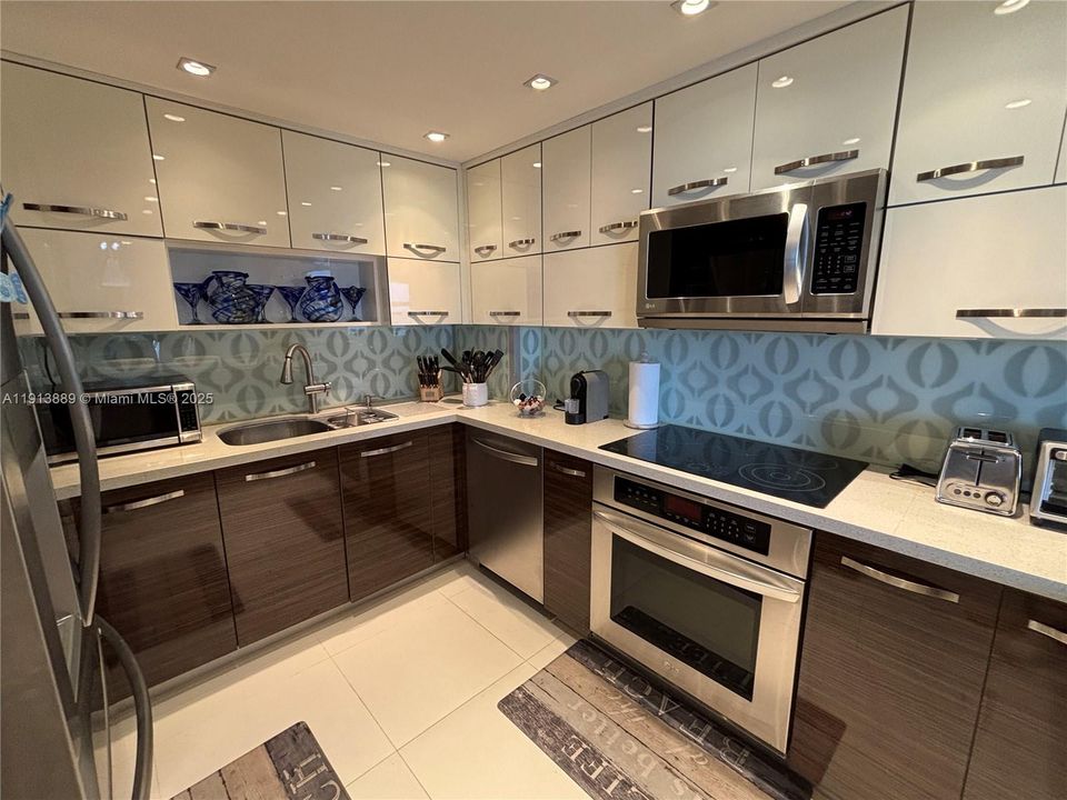 合同活跃: $6,500 (2 贝兹, 2 浴室, 1299 平方英尺)