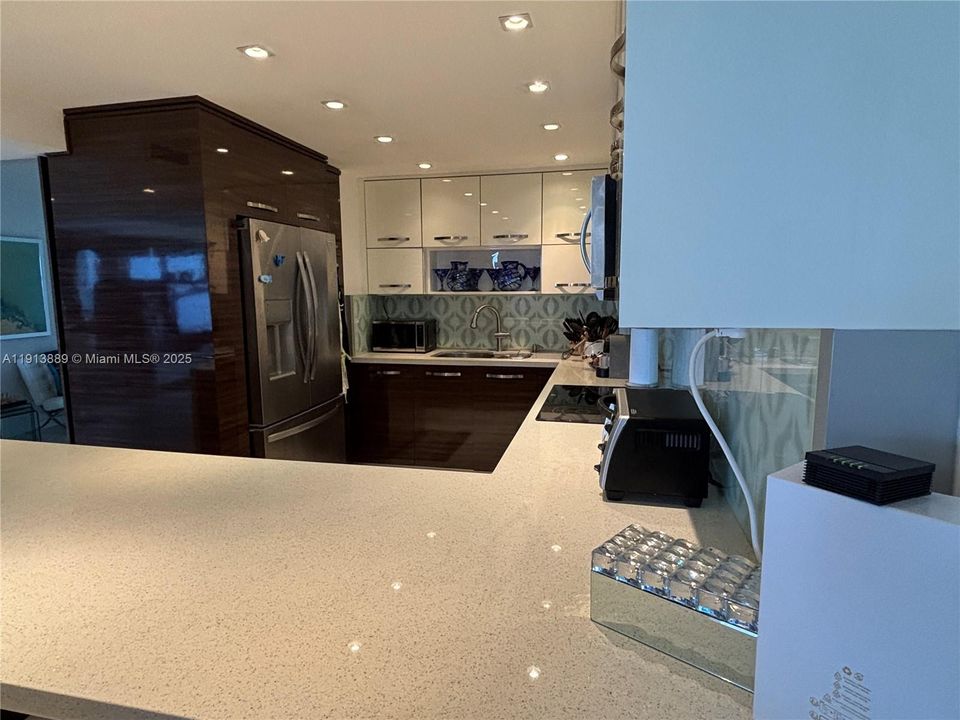 合同活跃: $6,500 (2 贝兹, 2 浴室, 1299 平方英尺)