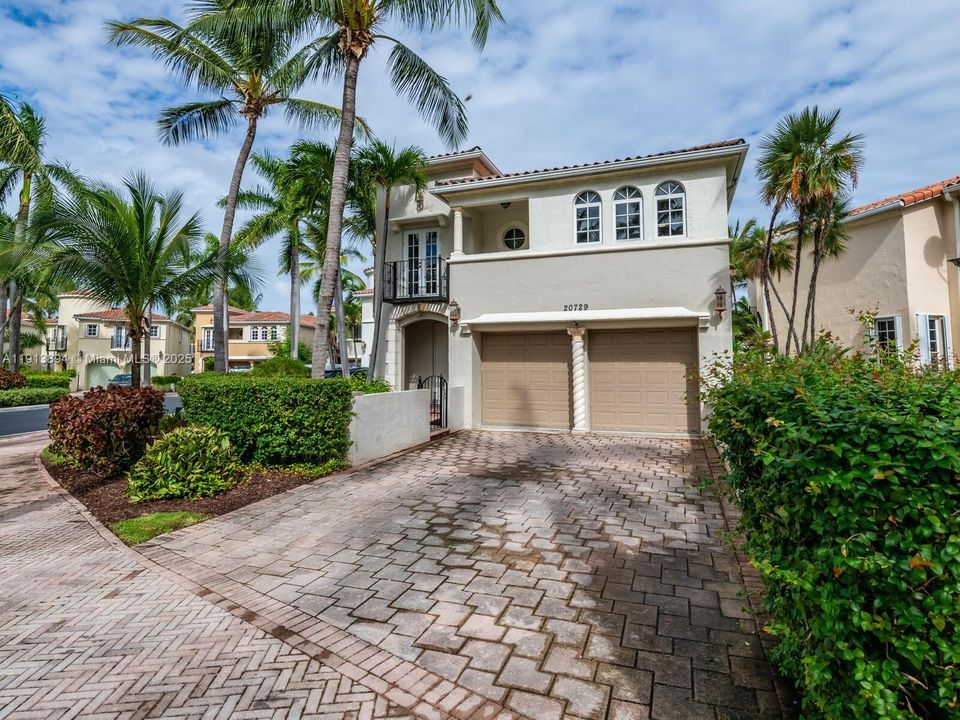 En Renta: $13,995 (4 camas, 4 baños, 3250 Pies cuadrados)