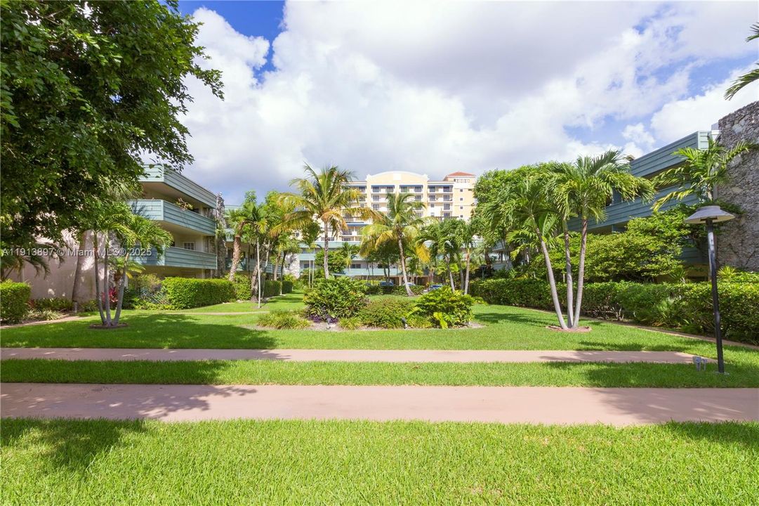 For Rent: $2,400 (2 beds, 2 baths, 1044 Square Feet)