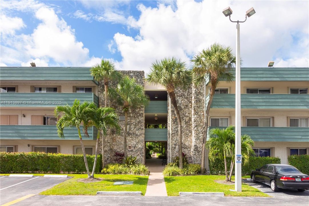 For Rent: $2,400 (2 beds, 2 baths, 1044 Square Feet)