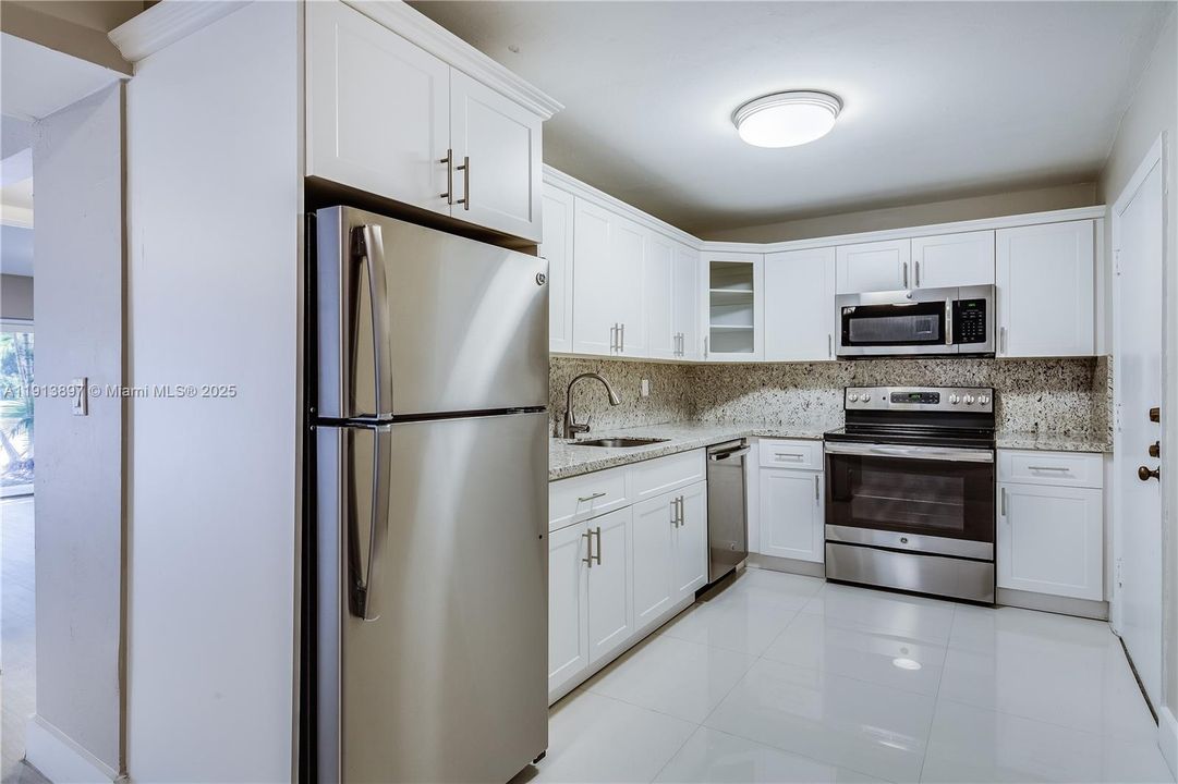 For Rent: $2,400 (2 beds, 2 baths, 1044 Square Feet)