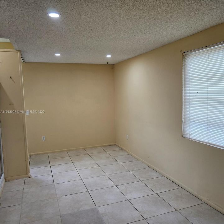 For Rent: $1,250 (1 beds, 1 baths, 500 Square Feet)