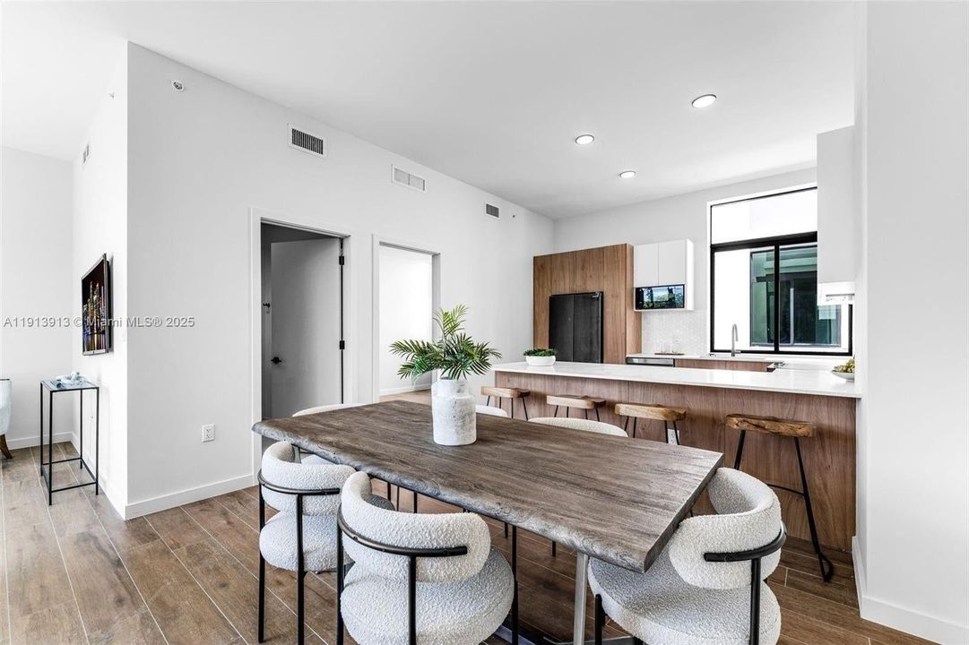 出租: $7,000 (3 贝兹, 3 浴室, 0 平方英尺)