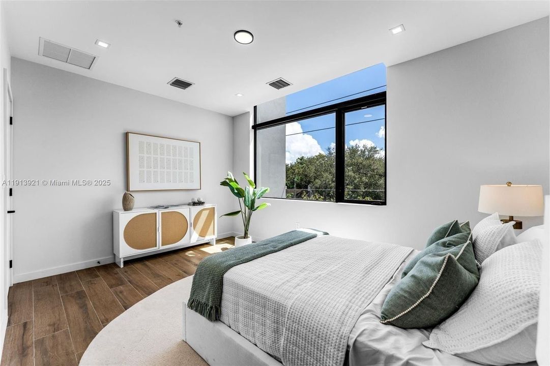 出租: $7,000 (3 贝兹, 3 浴室, 0 平方英尺)