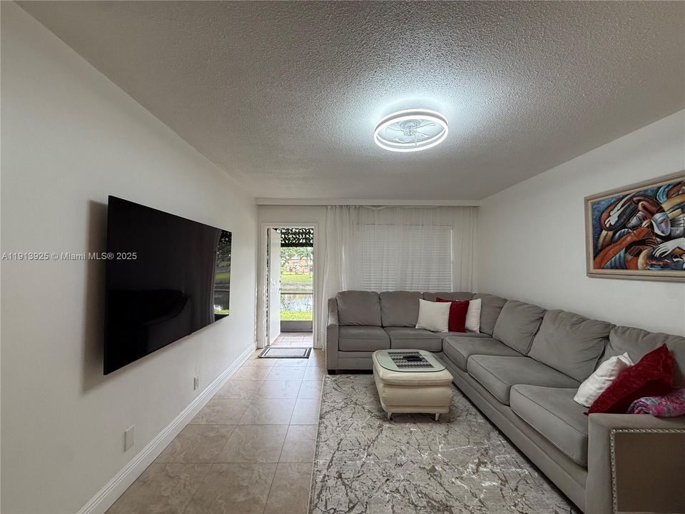 待售: $135,000 (1 贝兹, 1 浴室, 730 平方英尺)