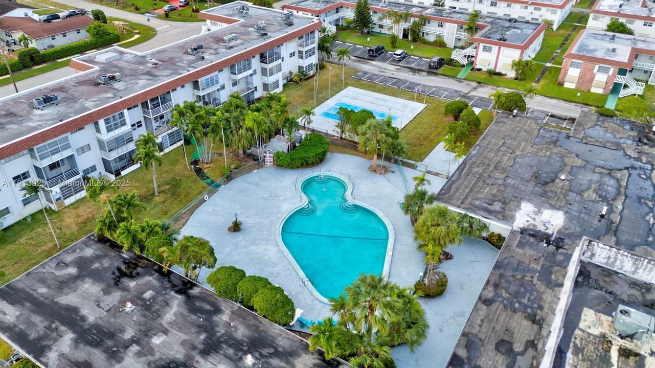 待售: $135,000 (1 贝兹, 1 浴室, 730 平方英尺)