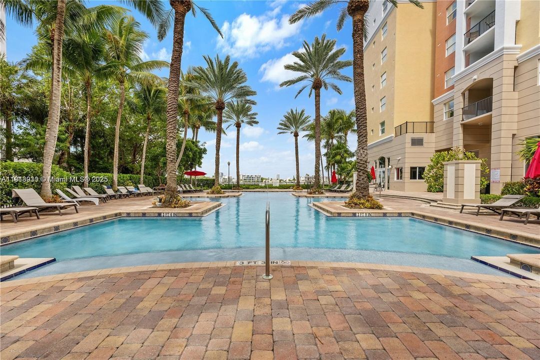 Resort style pool w/new lounge chairs