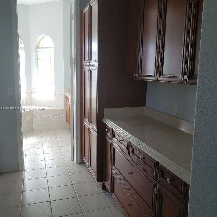 出租: $4,300 (5 贝兹, 3 浴室, 3470 平方英尺)