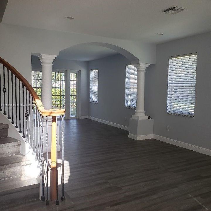 出租: $4,300 (5 贝兹, 3 浴室, 3470 平方英尺)