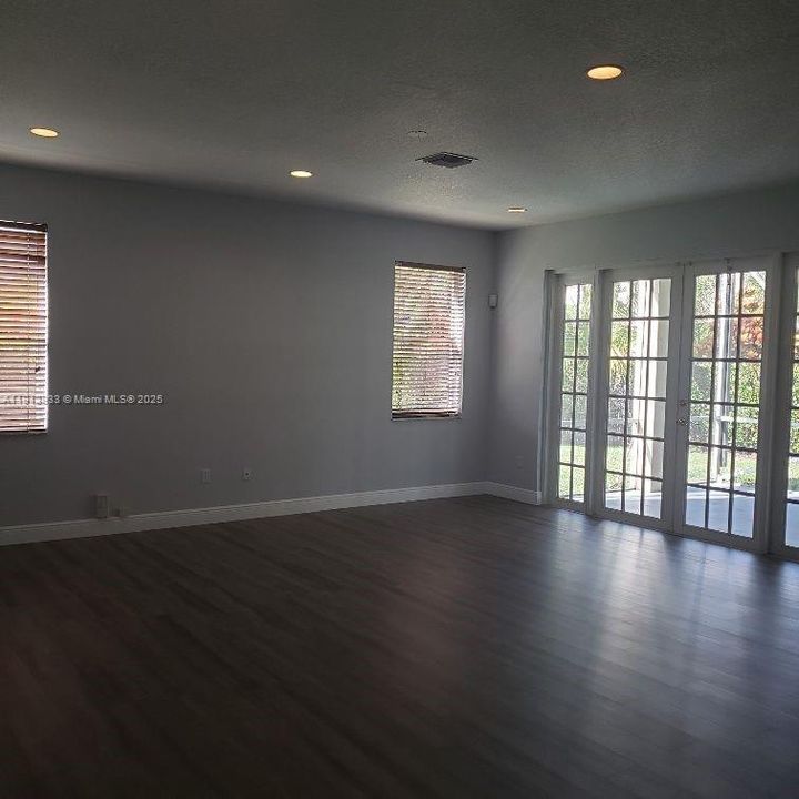 出租: $4,300 (5 贝兹, 3 浴室, 3470 平方英尺)