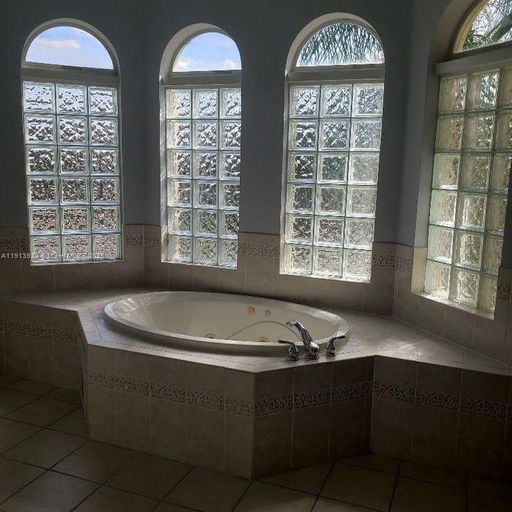 出租: $4,300 (5 贝兹, 3 浴室, 3470 平方英尺)