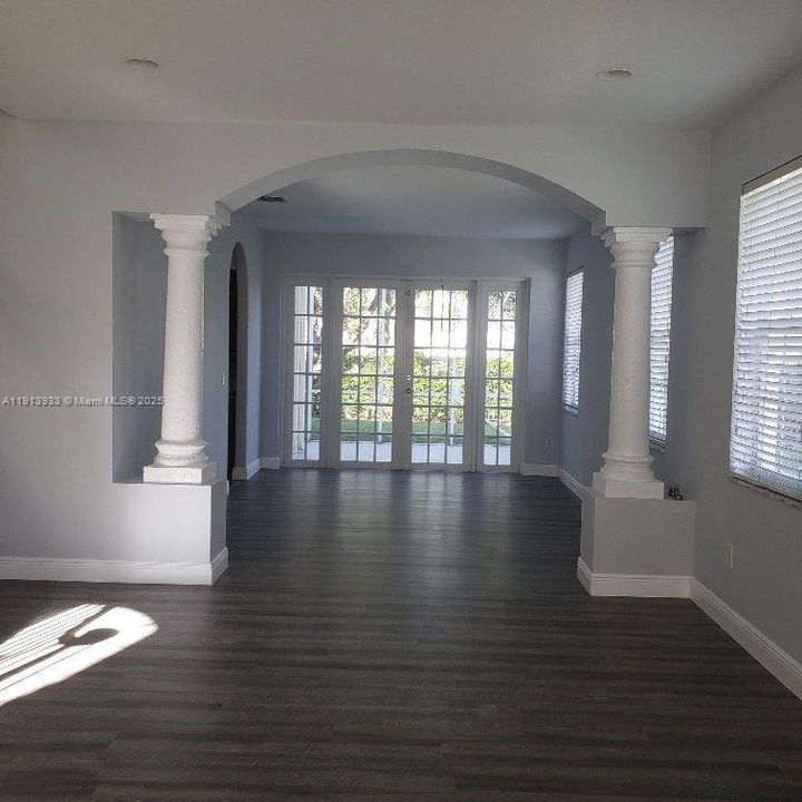 出租: $4,300 (5 贝兹, 3 浴室, 3470 平方英尺)