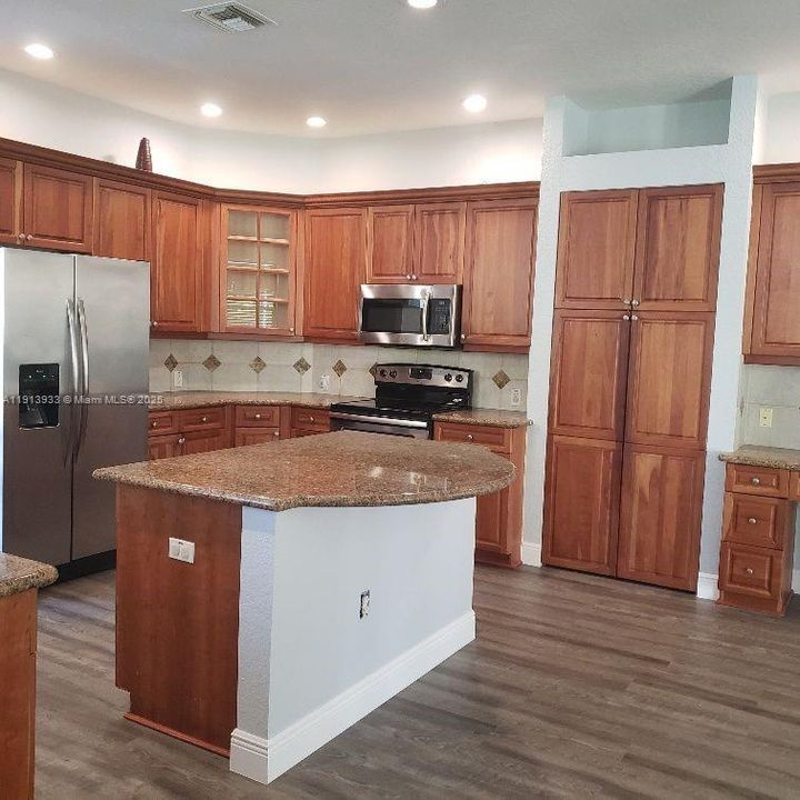 出租: $4,300 (5 贝兹, 3 浴室, 3470 平方英尺)