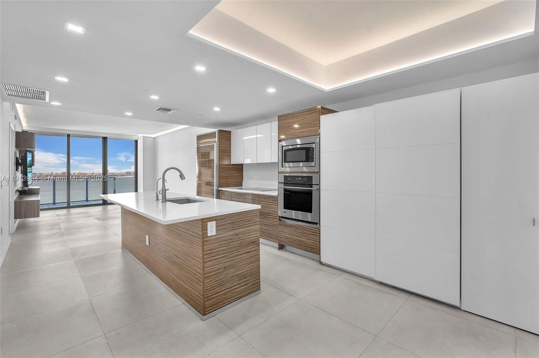 待售: $750,000 (2 贝兹, 2 浴室, 1095 平方英尺)