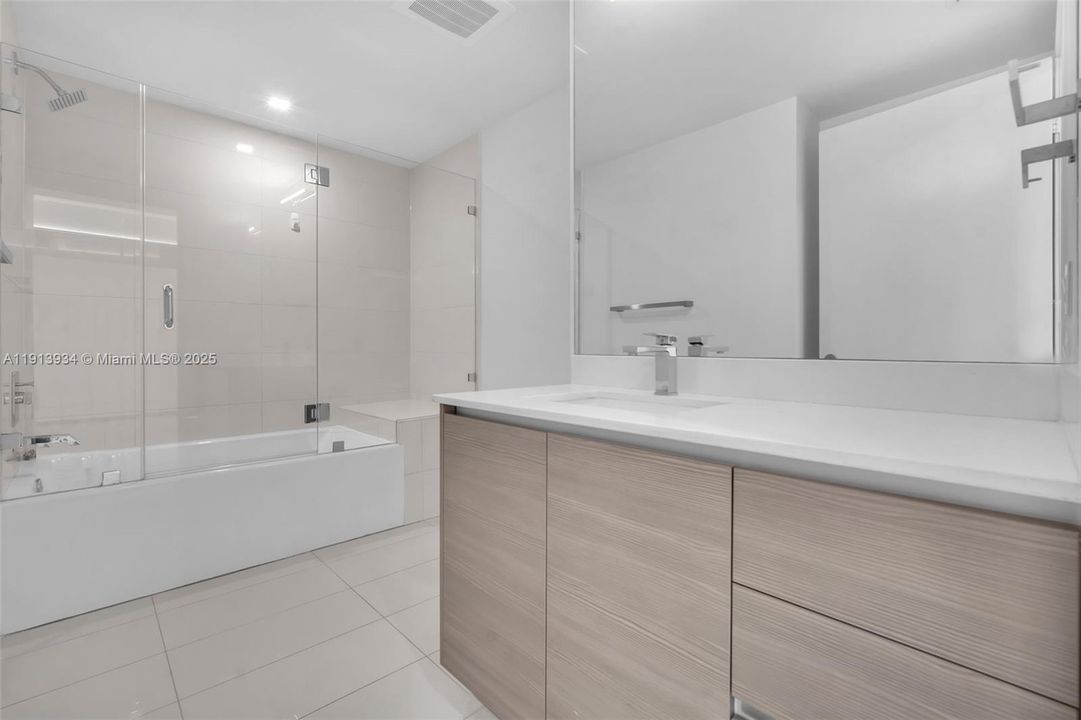 待售: $750,000 (2 贝兹, 2 浴室, 1095 平方英尺)