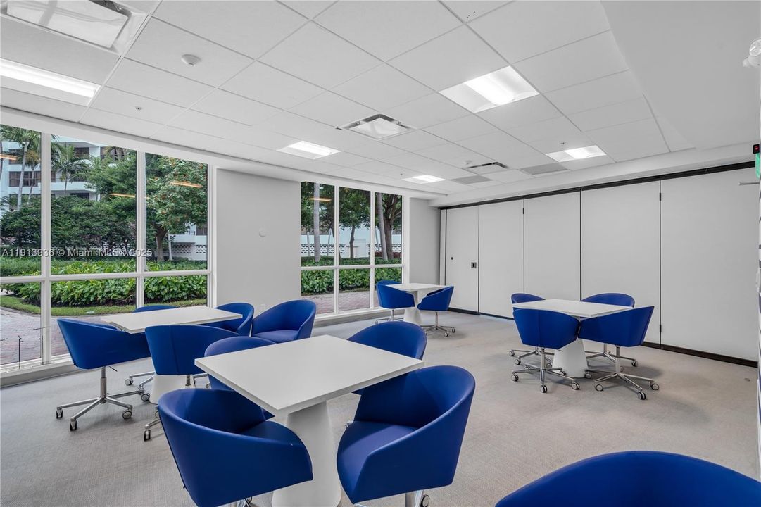 Active With Contract: $200,000 (1 beds, 1 baths, 1000 Square Feet)